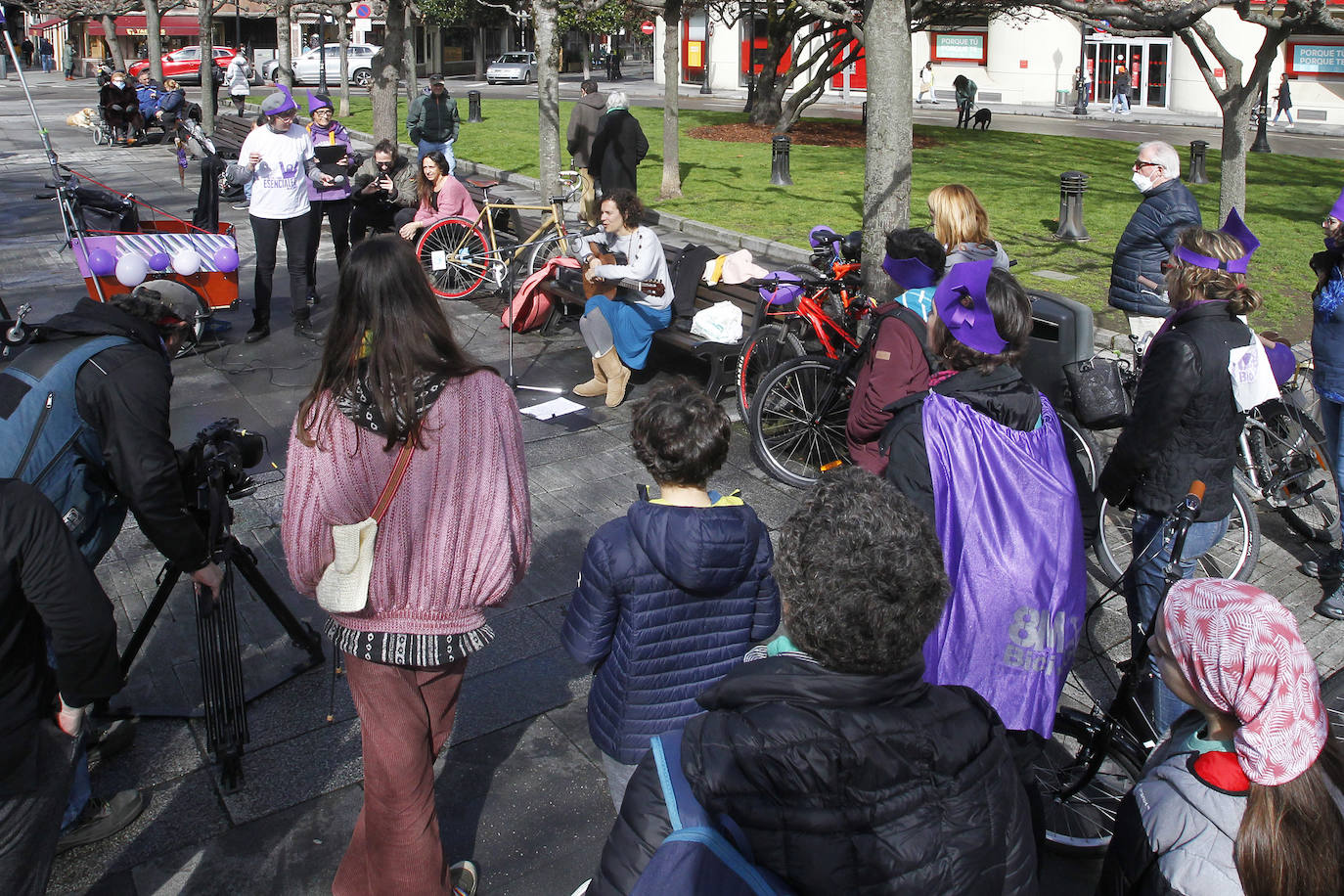Subidas en sus bicicletas, las feministas de Gijón han recorrido las calles de la ciudad a tres días del 8-M