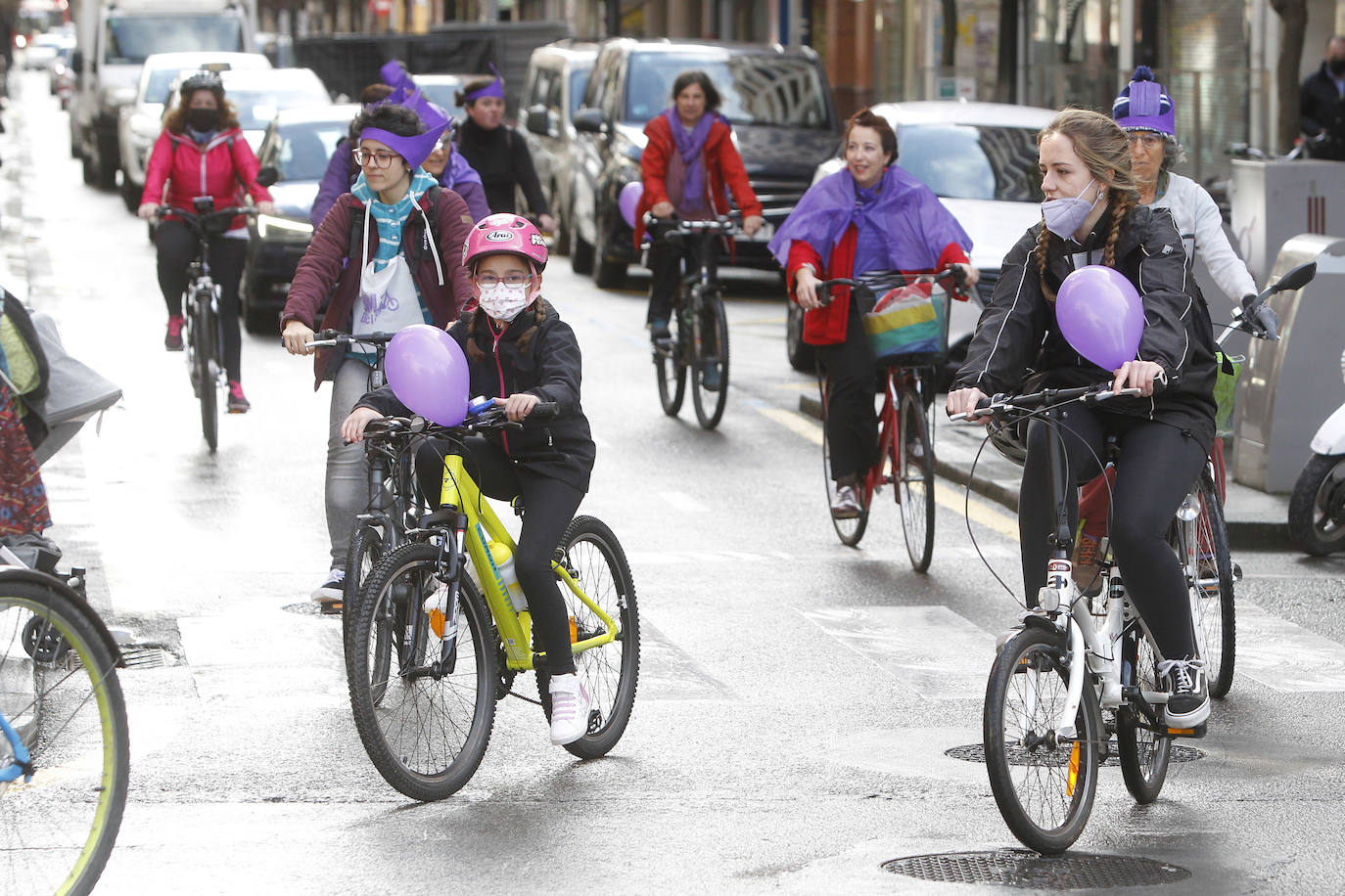 Subidas en sus bicicletas, las feministas de Gijón han recorrido las calles de la ciudad a tres días del 8-M