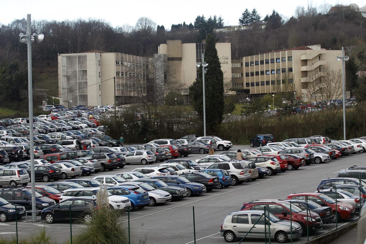 El aparcamiento del Centro Médico, en Oviedo, lleno de vehículos. 