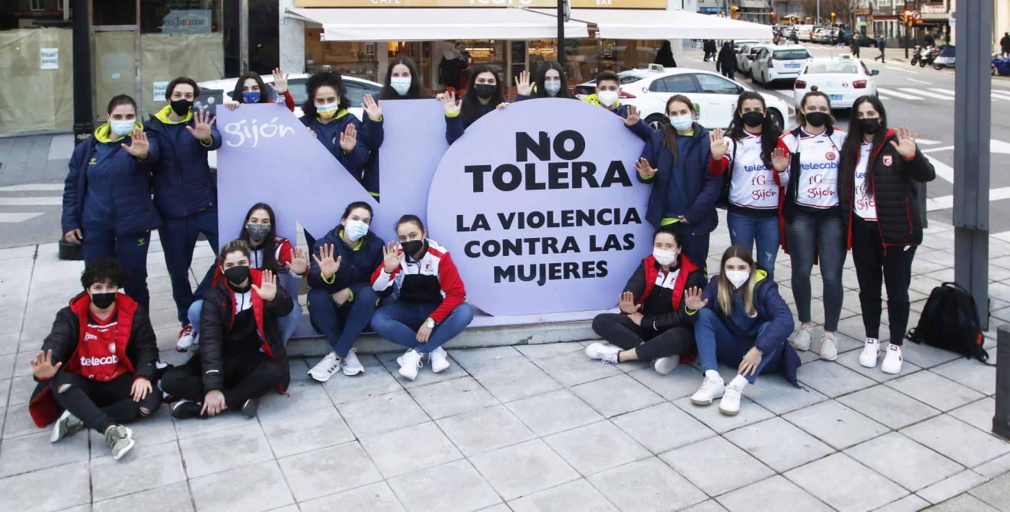 Unidas. Las plantillas del Telecable y del Unicaja Gijón, unidas por un mismo propósito. 