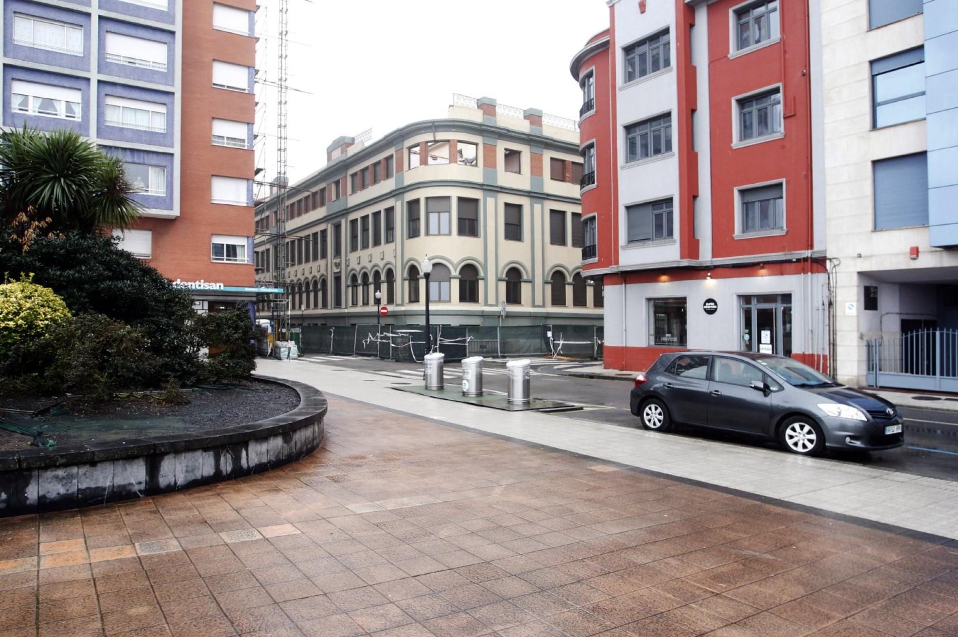 t Las vallas siguen protegiendo la parte afectada por riesgo de precipitación de elementos a la calle. 