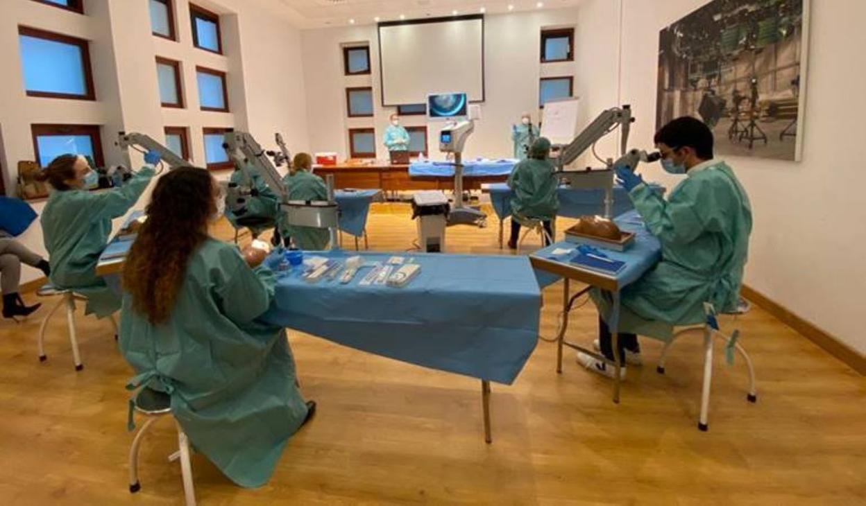 Personal del hospital y residentes, formándose para realizar operaciones de glaucoma. 