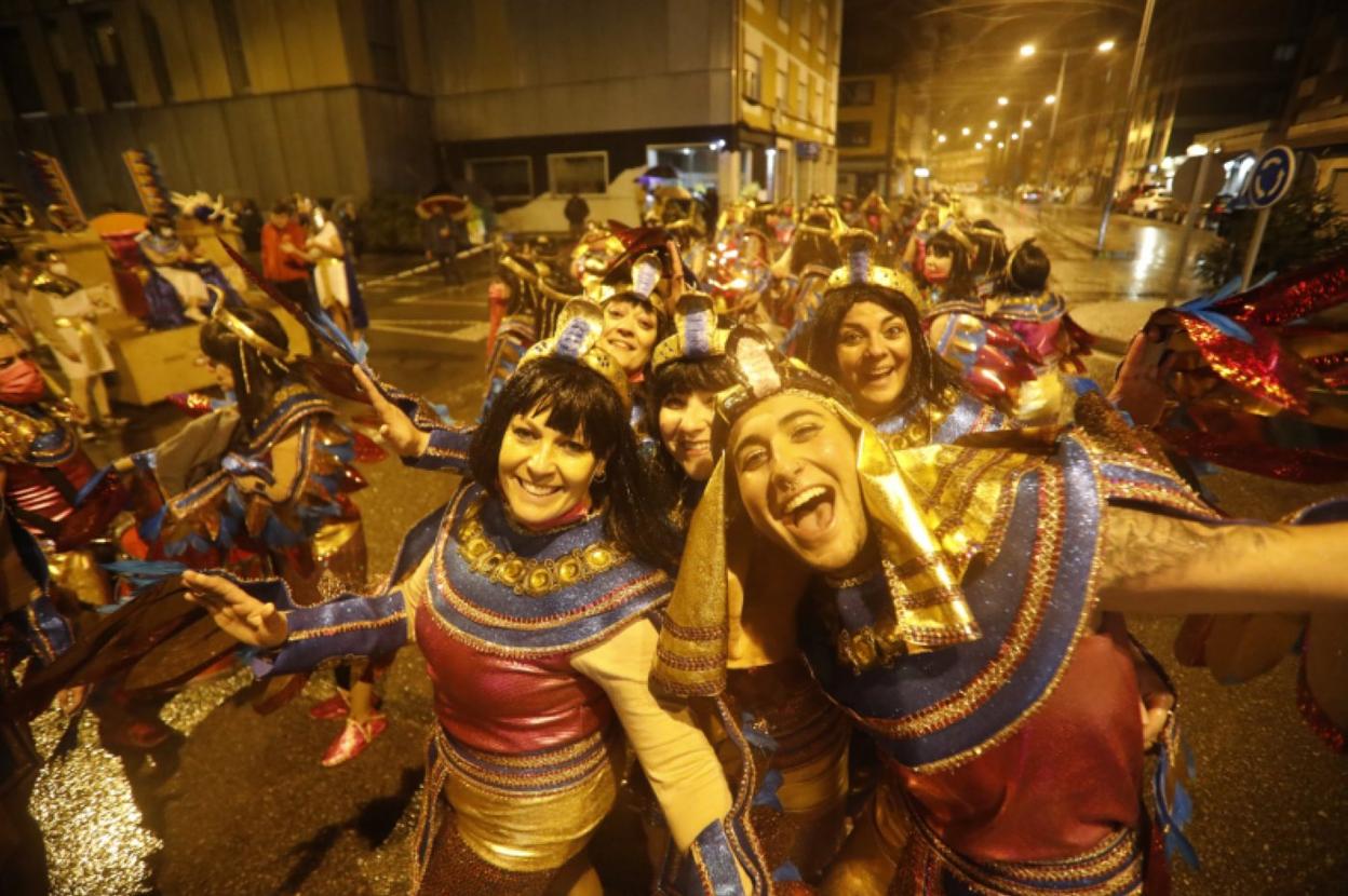 Las charangas animaron las calles con su ritmo durante toda la tarde. 