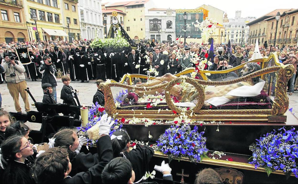 La procesión del Santo Entierro, ante la catedral de Oviedo, antes de la pandemia de covid. 