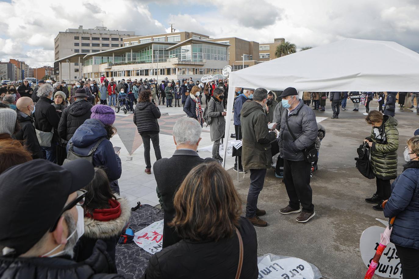 La Plataforma contra la Contaminación de Gijón y varios colectivos vecinalesse han concentrado para exigir al Ayuntamiento y el Principado «poner fin a la inacción contra la contaminación de la industria»