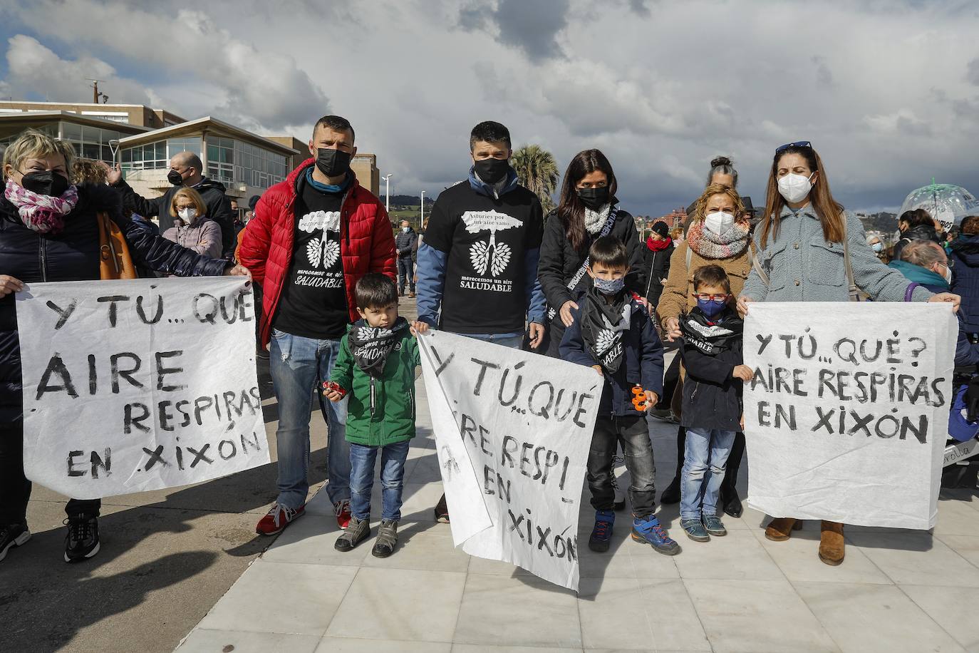La Plataforma contra la Contaminación de Gijón y varios colectivos vecinalesse han concentrado para exigir al Ayuntamiento y el Principado «poner fin a la inacción contra la contaminación de la industria»