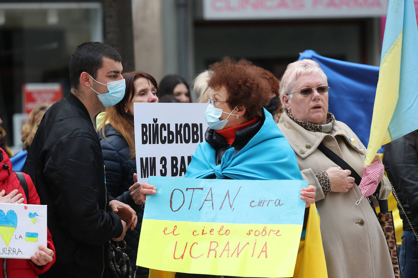 Más de 250 personas se han manifestado este domingo en Gijón para mostrar su apoyo al pueblo ucraniano y su repulsa contra la guerra comenzada por Rusia. Entre las pancartas se podían leer proclamas como «Ucrania, estamos contigo», «Putin, fuera de Ucrania» o «Madres de todos los países contra la guerra». 