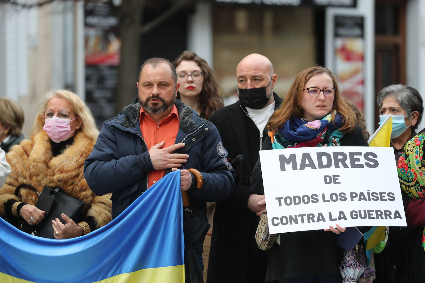 Más de 250 personas se han manifestado este domingo en Gijón para mostrar su apoyo al pueblo ucraniano y su repulsa contra la guerra comenzada por Rusia. Entre las pancartas se podían leer proclamas como «Ucrania, estamos contigo», «Putin, fuera de Ucrania» o «Madres de todos los países contra la guerra». 