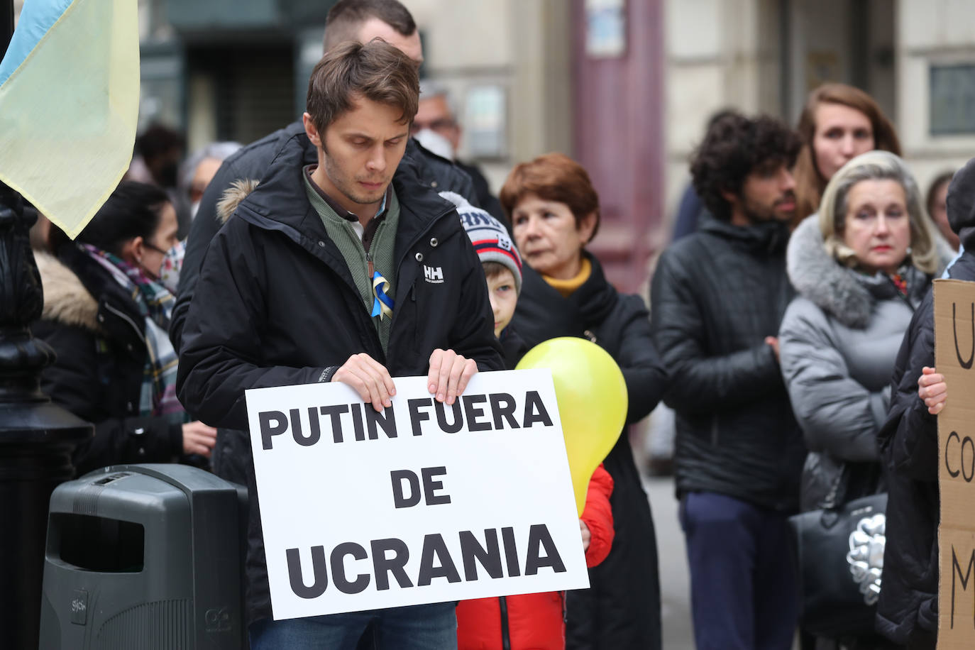 Más de 250 personas se han manifestado este domingo en Gijón para mostrar su apoyo al pueblo ucraniano y su repulsa contra la guerra comenzada por Rusia. Entre las pancartas se podían leer proclamas como «Ucrania, estamos contigo», «Putin, fuera de Ucrania» o «Madres de todos los países contra la guerra». 