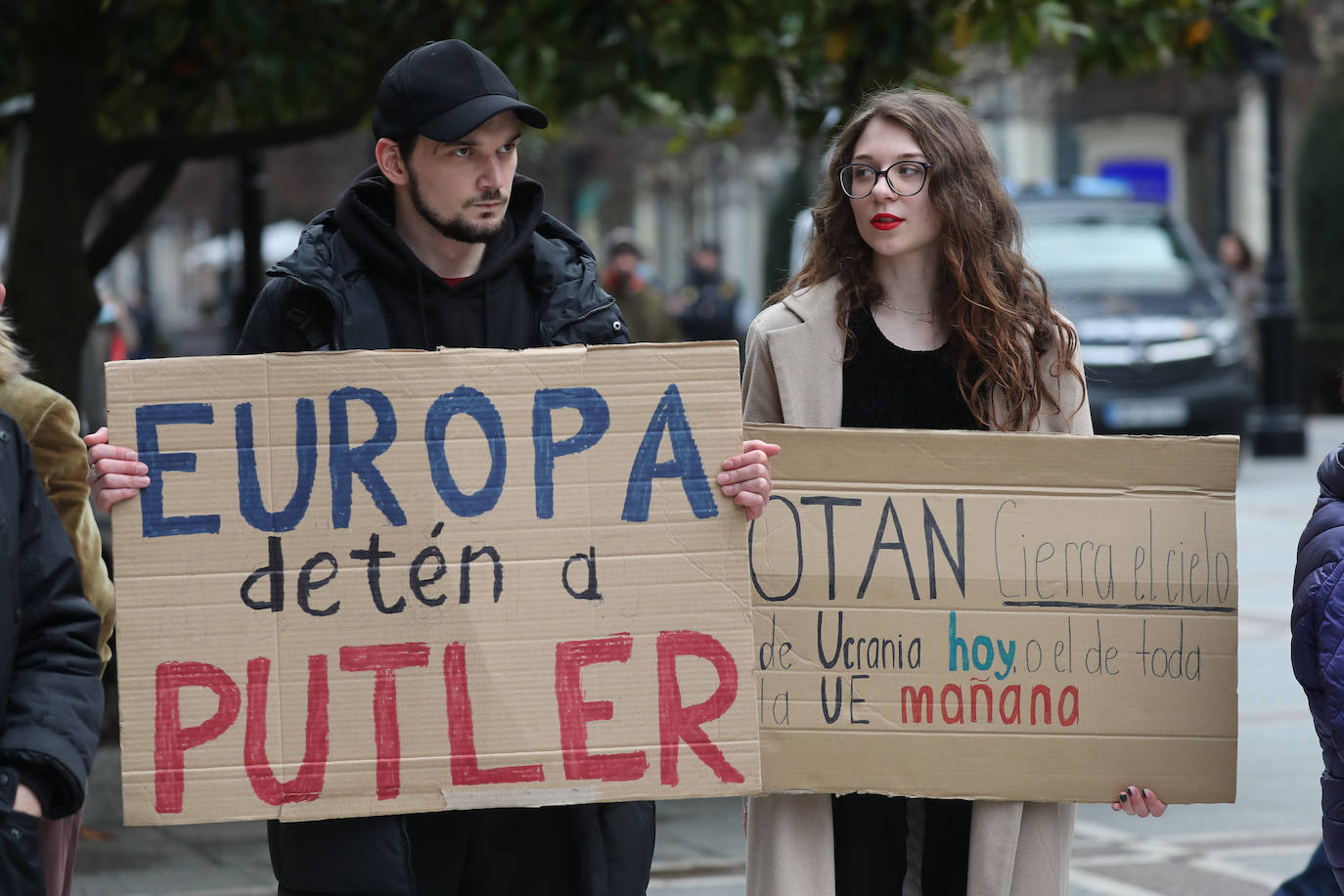 Más de 250 personas se han manifestado este domingo en Gijón para mostrar su apoyo al pueblo ucraniano y su repulsa contra la guerra comenzada por Rusia. Entre las pancartas se podían leer proclamas como «Ucrania, estamos contigo», «Putin, fuera de Ucrania» o «Madres de todos los países contra la guerra». 