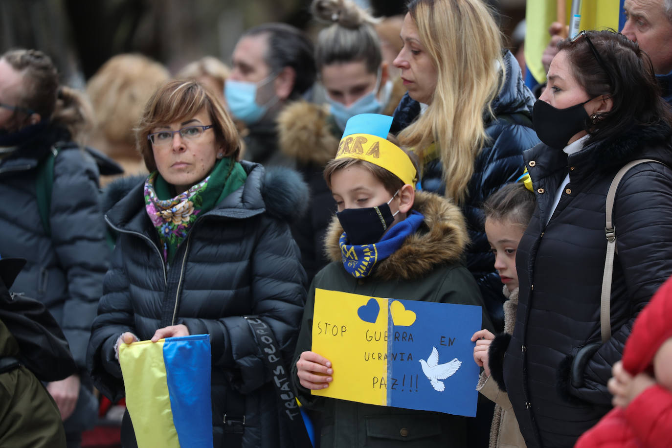 Más de 250 personas se han manifestado este domingo en Gijón para mostrar su apoyo al pueblo ucraniano y su repulsa contra la guerra comenzada por Rusia. Entre las pancartas se podían leer proclamas como «Ucrania, estamos contigo», «Putin, fuera de Ucrania» o «Madres de todos los países contra la guerra». 