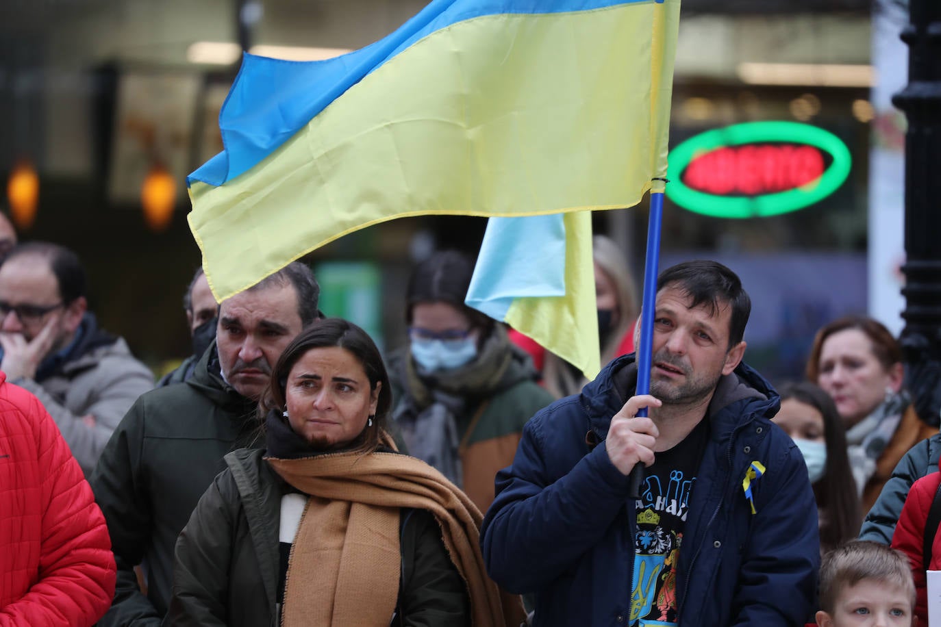 Más de 250 personas se han manifestado este domingo en Gijón para mostrar su apoyo al pueblo ucraniano y su repulsa contra la guerra comenzada por Rusia. Entre las pancartas se podían leer proclamas como «Ucrania, estamos contigo», «Putin, fuera de Ucrania» o «Madres de todos los países contra la guerra». 