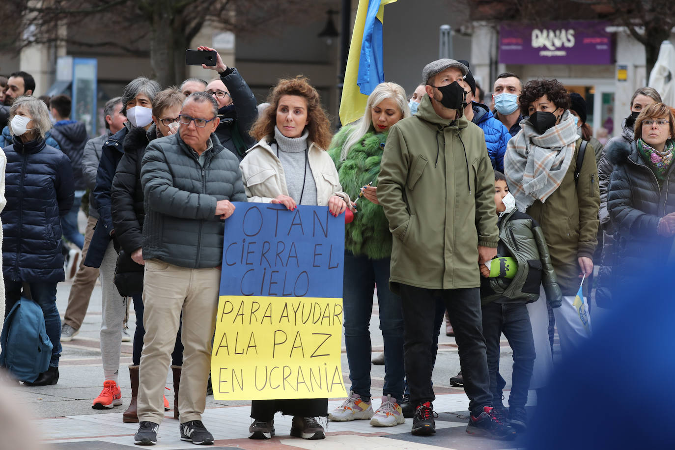 Más de 250 personas se han manifestado este domingo en Gijón para mostrar su apoyo al pueblo ucraniano y su repulsa contra la guerra comenzada por Rusia. Entre las pancartas se podían leer proclamas como «Ucrania, estamos contigo», «Putin, fuera de Ucrania» o «Madres de todos los países contra la guerra». 