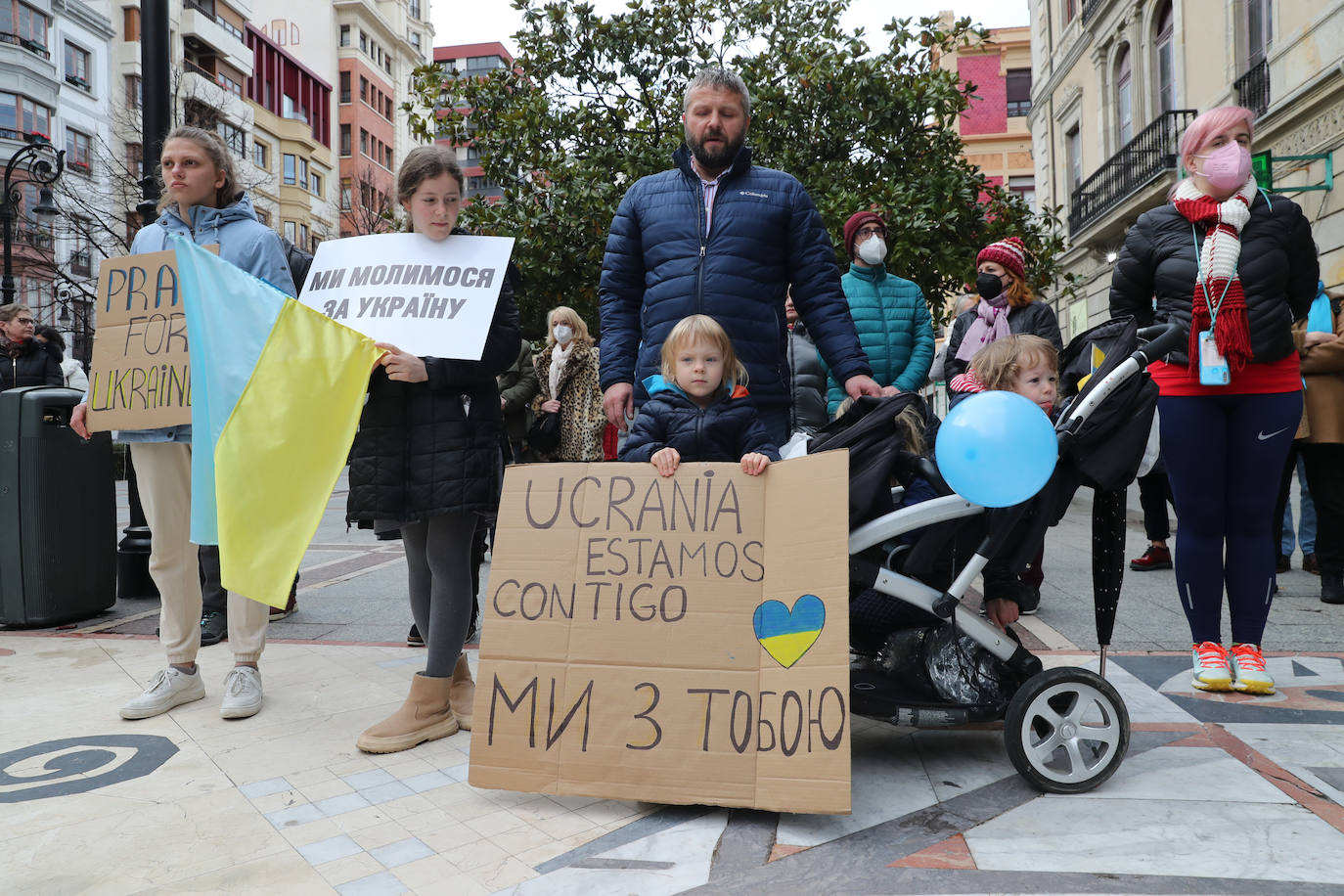 Más de 250 personas se han manifestado este domingo en Gijón para mostrar su apoyo al pueblo ucraniano y su repulsa contra la guerra comenzada por Rusia. Entre las pancartas se podían leer proclamas como «Ucrania, estamos contigo», «Putin, fuera de Ucrania» o «Madres de todos los países contra la guerra». 