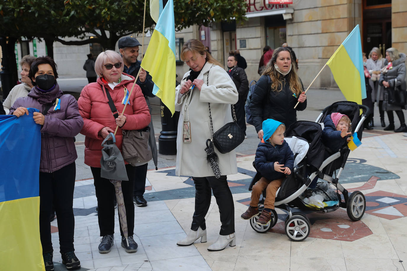 Más de 250 personas se han manifestado este domingo en Gijón para mostrar su apoyo al pueblo ucraniano y su repulsa contra la guerra comenzada por Rusia. Entre las pancartas se podían leer proclamas como «Ucrania, estamos contigo», «Putin, fuera de Ucrania» o «Madres de todos los países contra la guerra». 