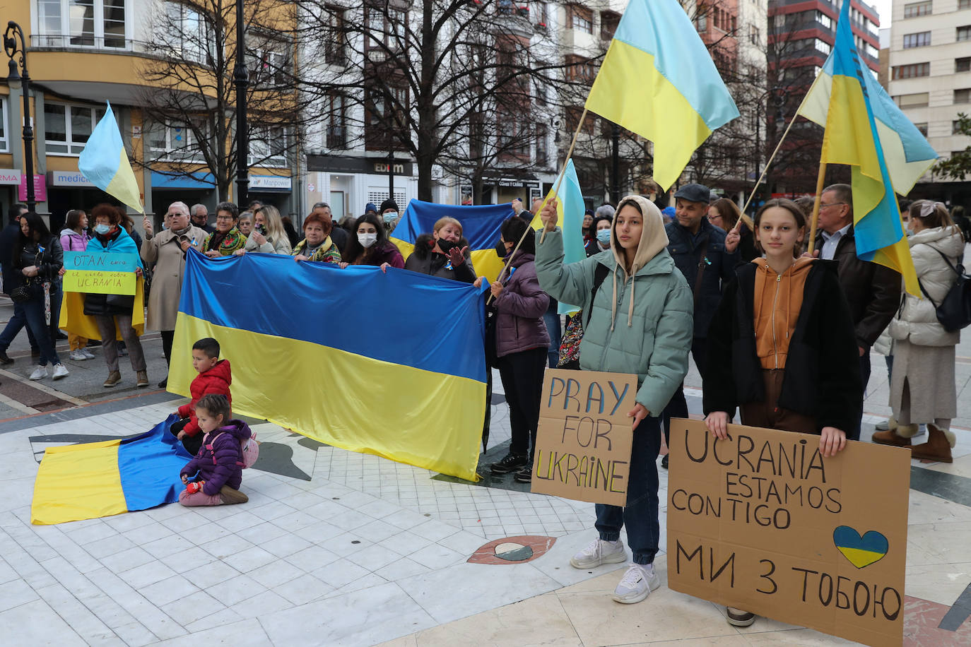 Más de 250 personas se han manifestado este domingo en Gijón para mostrar su apoyo al pueblo ucraniano y su repulsa contra la guerra comenzada por Rusia. Entre las pancartas se podían leer proclamas como «Ucrania, estamos contigo», «Putin, fuera de Ucrania» o «Madres de todos los países contra la guerra». 