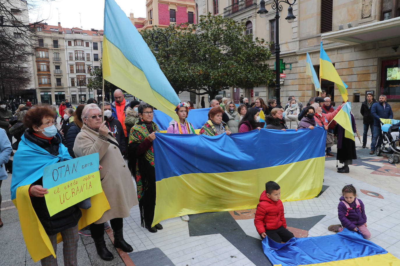 Más de 250 personas se han manifestado este domingo en Gijón para mostrar su apoyo al pueblo ucraniano y su repulsa contra la guerra comenzada por Rusia. Entre las pancartas se podían leer proclamas como «Ucrania, estamos contigo», «Putin, fuera de Ucrania» o «Madres de todos los países contra la guerra». 