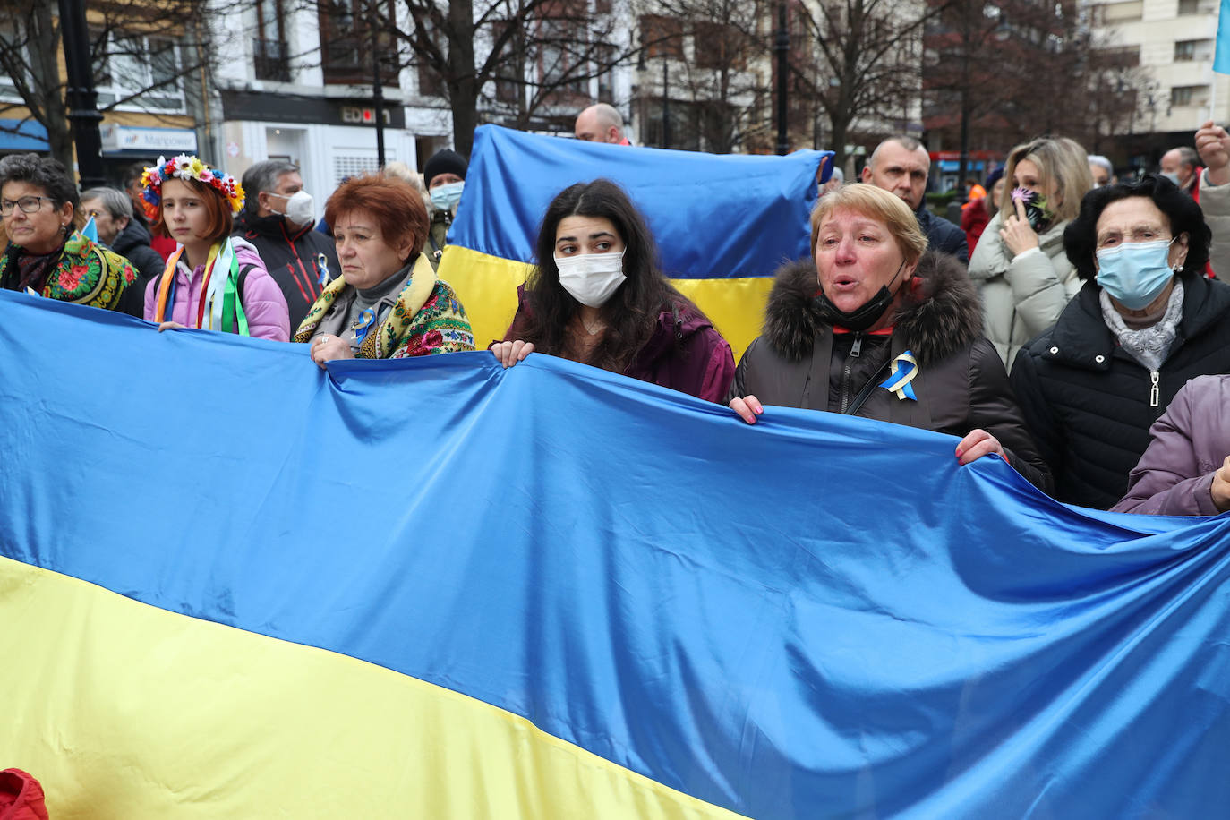 Más de 250 personas se han manifestado este domingo en Gijón para mostrar su apoyo al pueblo ucraniano y su repulsa contra la guerra comenzada por Rusia. Entre las pancartas se podían leer proclamas como «Ucrania, estamos contigo», «Putin, fuera de Ucrania» o «Madres de todos los países contra la guerra». 