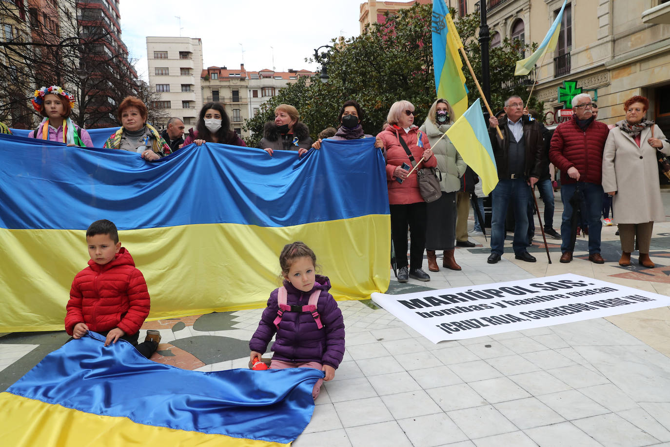 Más de 250 personas se han manifestado este domingo en Gijón para mostrar su apoyo al pueblo ucraniano y su repulsa contra la guerra comenzada por Rusia. Entre las pancartas se podían leer proclamas como «Ucrania, estamos contigo», «Putin, fuera de Ucrania» o «Madres de todos los países contra la guerra». 