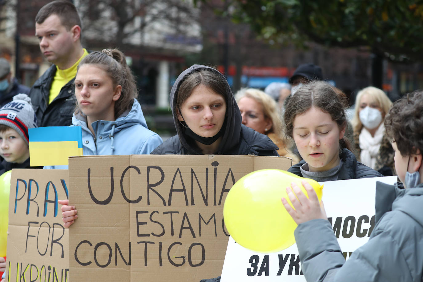 Más de 250 personas se han manifestado este domingo en Gijón para mostrar su apoyo al pueblo ucraniano y su repulsa contra la guerra comenzada por Rusia. Entre las pancartas se podían leer proclamas como «Ucrania, estamos contigo», «Putin, fuera de Ucrania» o «Madres de todos los países contra la guerra». 