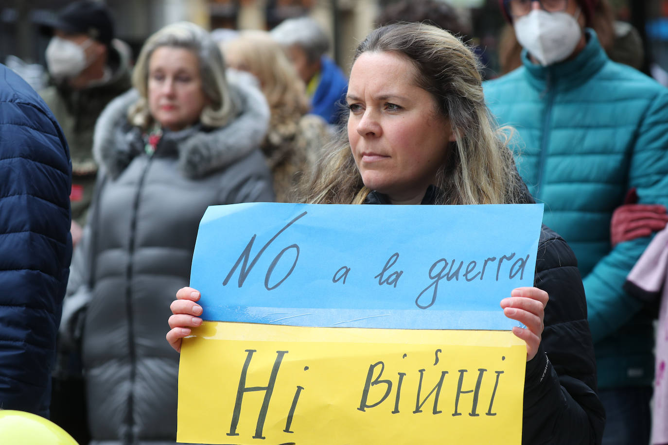 Más de 250 personas se han manifestado este domingo en Gijón para mostrar su apoyo al pueblo ucraniano y su repulsa contra la guerra comenzada por Rusia. Entre las pancartas se podían leer proclamas como «Ucrania, estamos contigo», «Putin, fuera de Ucrania» o «Madres de todos los países contra la guerra». 