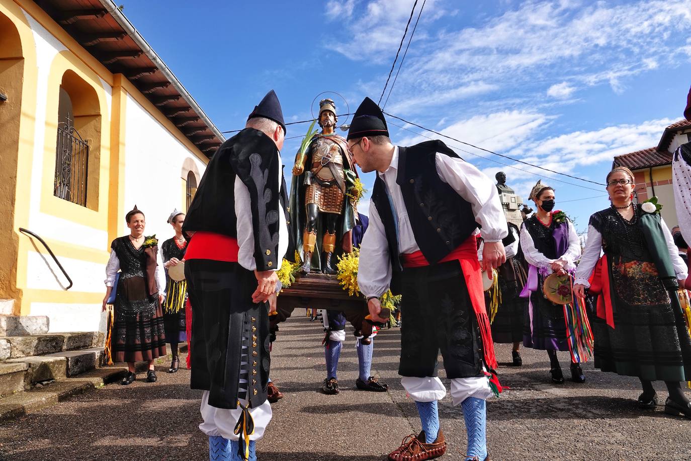 El frío no ha sido suficiente para frenar la tradición en Pimiango. La localidad ribadedense ha rendido homenaje a San Emeterio con pasacalles, procesión hasta el camposanto y folclore.