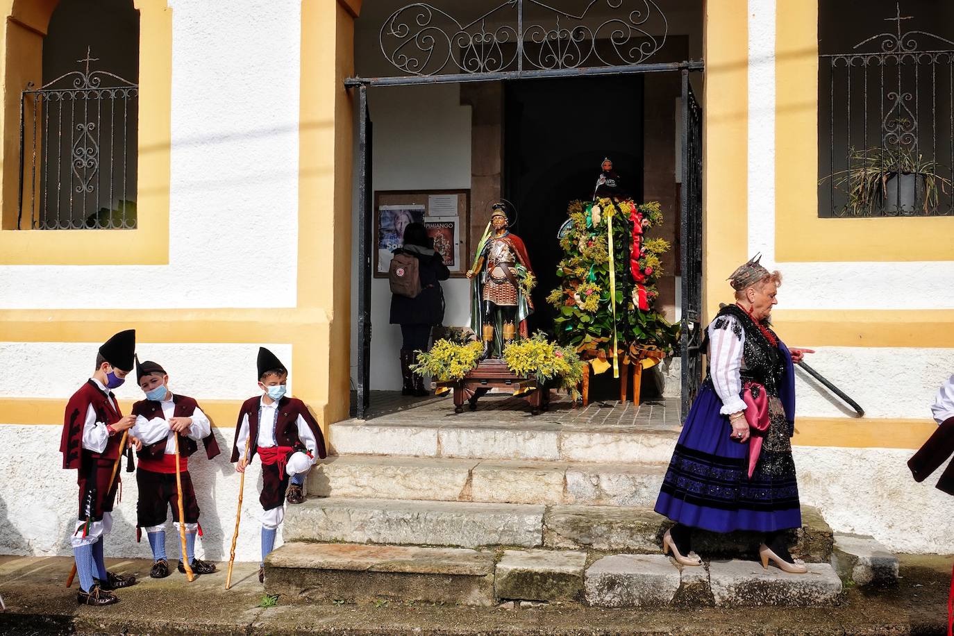 El frío no ha sido suficiente para frenar la tradición en Pimiango. La localidad ribadedense ha rendido homenaje a San Emeterio con pasacalles, procesión hasta el camposanto y folclore.