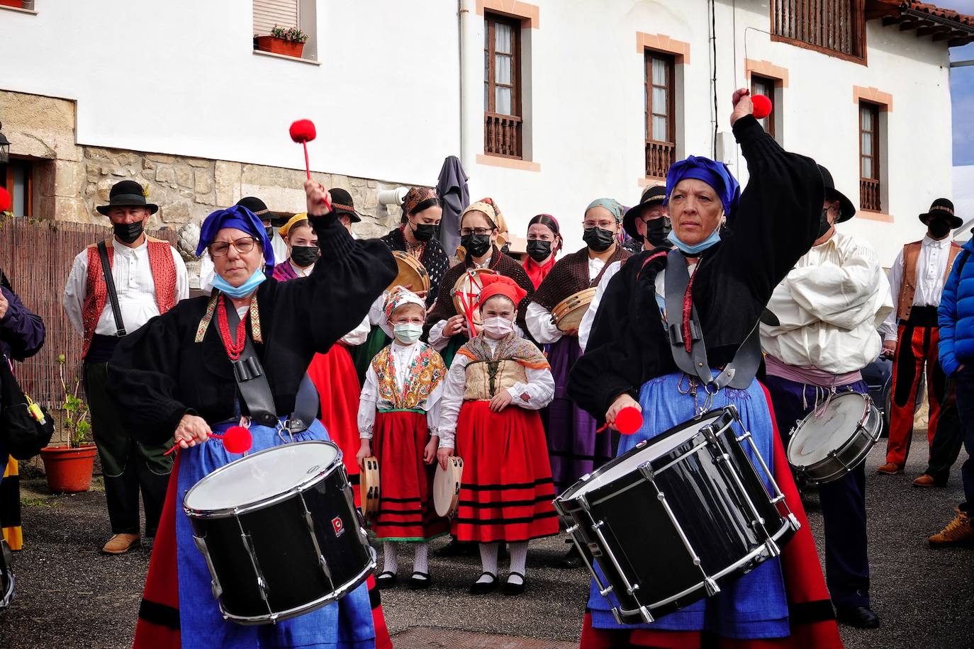 El frío no ha sido suficiente para frenar la tradición en Pimiango. La localidad ribadedense ha rendido homenaje a San Emeterio con pasacalles, procesión hasta el camposanto y folclore.