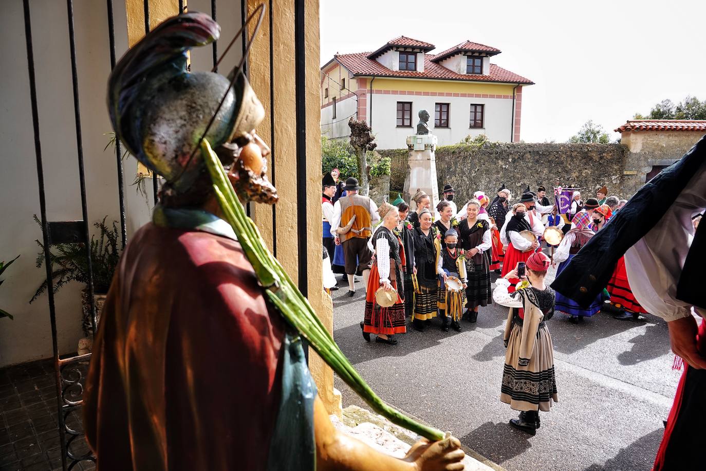 El frío no ha sido suficiente para frenar la tradición en Pimiango. La localidad ribadedense ha rendido homenaje a San Emeterio con pasacalles, procesión hasta el camposanto y folclore.