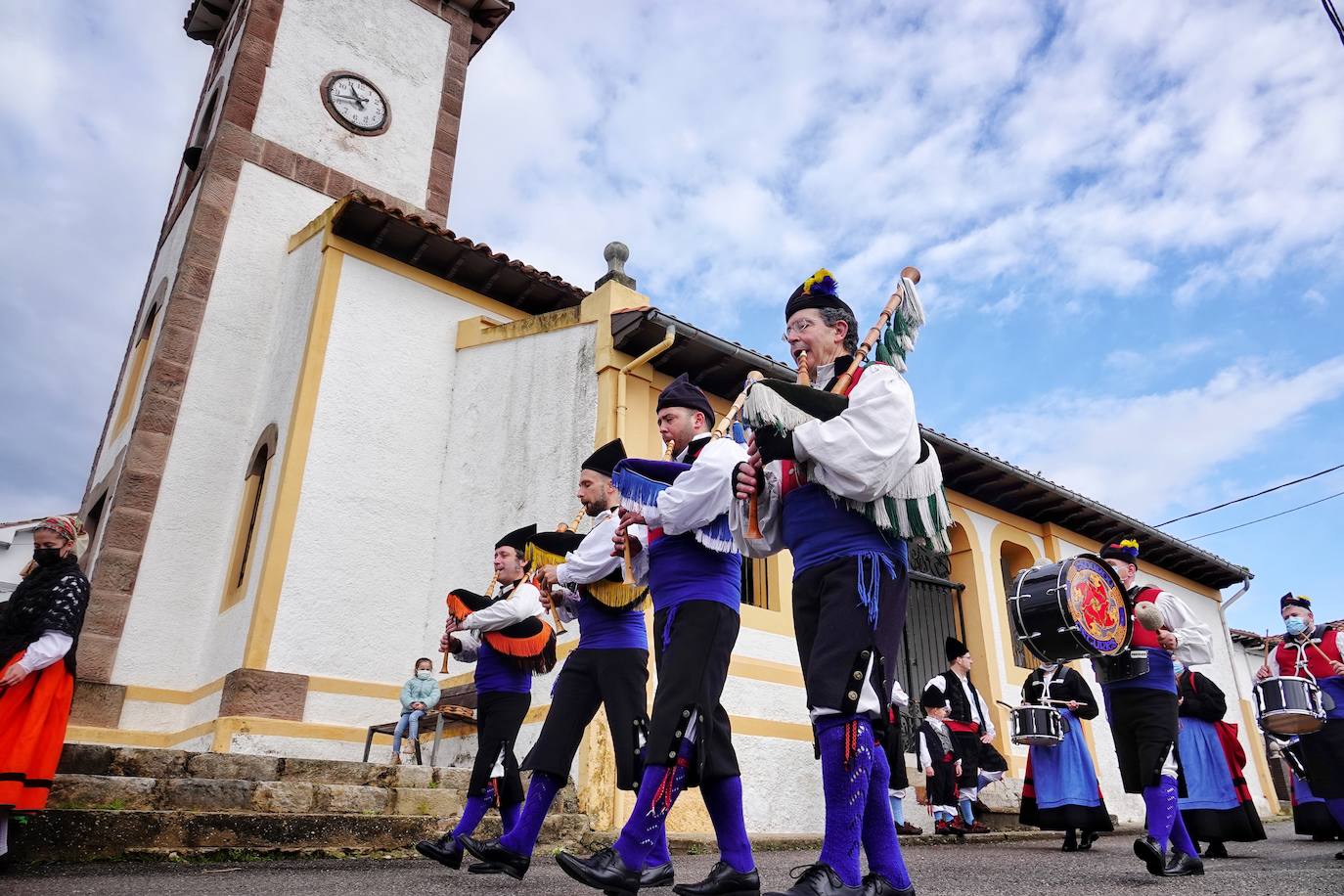 El frío no ha sido suficiente para frenar la tradición en Pimiango. La localidad ribadedense ha rendido homenaje a San Emeterio con pasacalles, procesión hasta el camposanto y folclore.