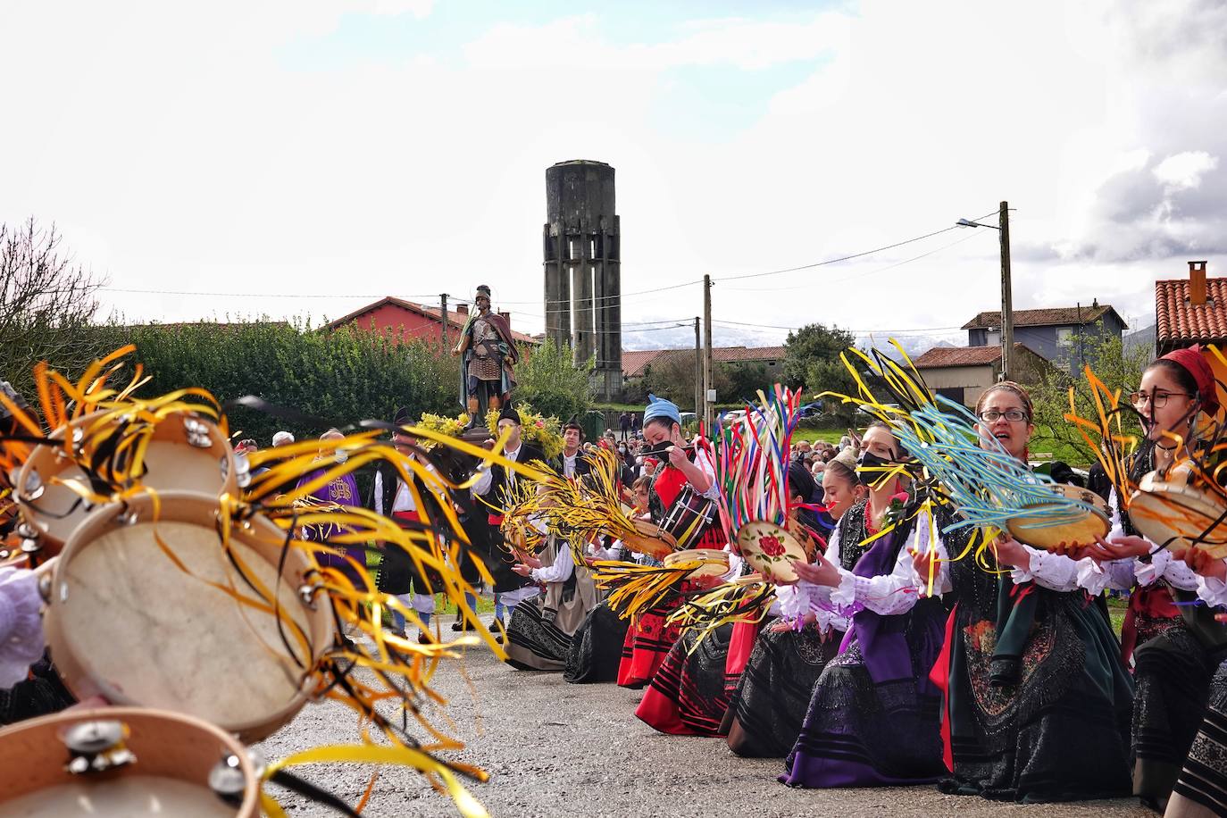 El frío no ha sido suficiente para frenar la tradición en Pimiango. La localidad ribadedense ha rendido homenaje a San Emeterio con pasacalles, procesión hasta el camposanto y folclore.