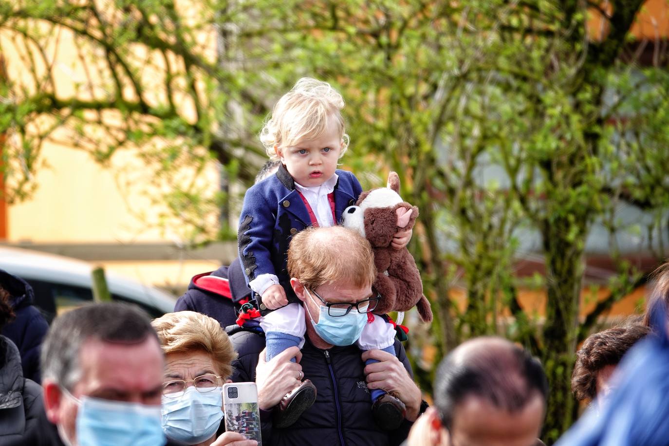 El frío no ha sido suficiente para frenar la tradición en Pimiango. La localidad ribadedense ha rendido homenaje a San Emeterio con pasacalles, procesión hasta el camposanto y folclore.