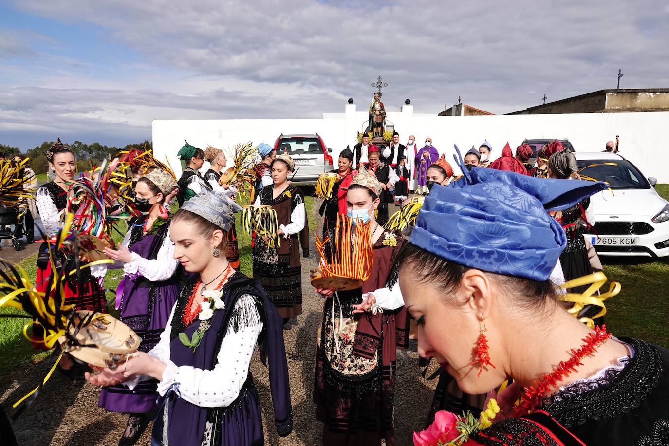 El frío no ha sido suficiente para frenar la tradición en Pimiango. La localidad ribadedense ha rendido homenaje a San Emeterio con pasacalles, procesión hasta el camposanto y folclore.
