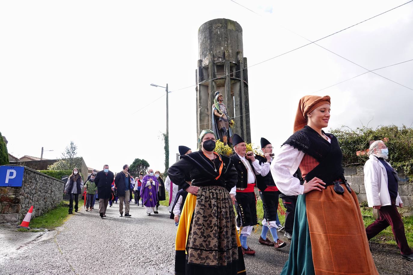El frío no ha sido suficiente para frenar la tradición en Pimiango. La localidad ribadedense ha rendido homenaje a San Emeterio con pasacalles, procesión hasta el camposanto y folclore.