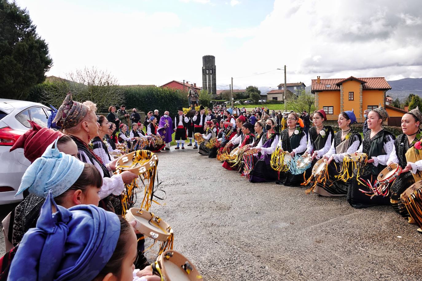 El frío no ha sido suficiente para frenar la tradición en Pimiango. La localidad ribadedense ha rendido homenaje a San Emeterio con pasacalles, procesión hasta el camposanto y folclore.
