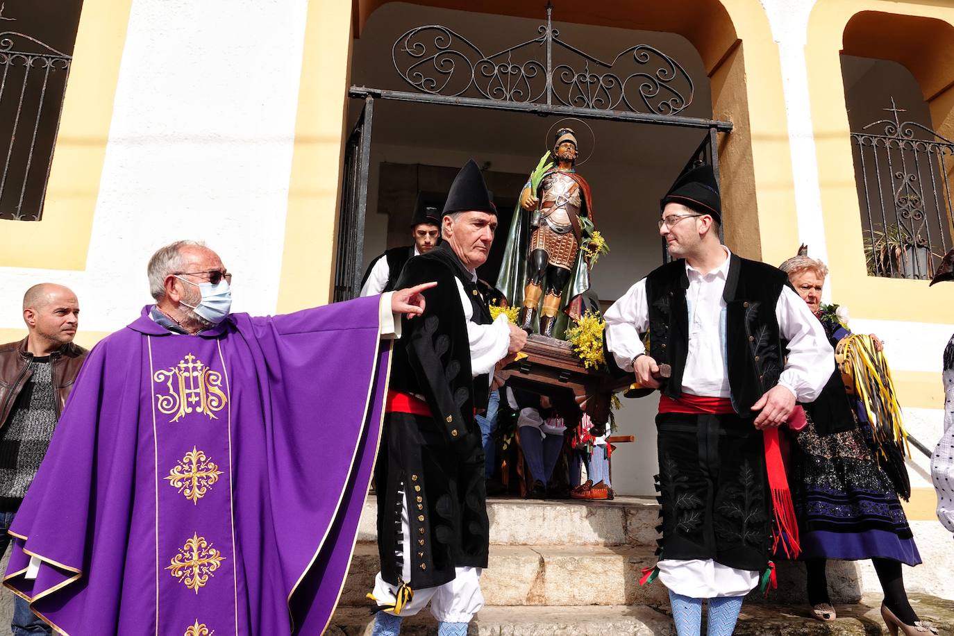 El frío no ha sido suficiente para frenar la tradición en Pimiango. La localidad ribadedense ha rendido homenaje a San Emeterio con pasacalles, procesión hasta el camposanto y folclore.