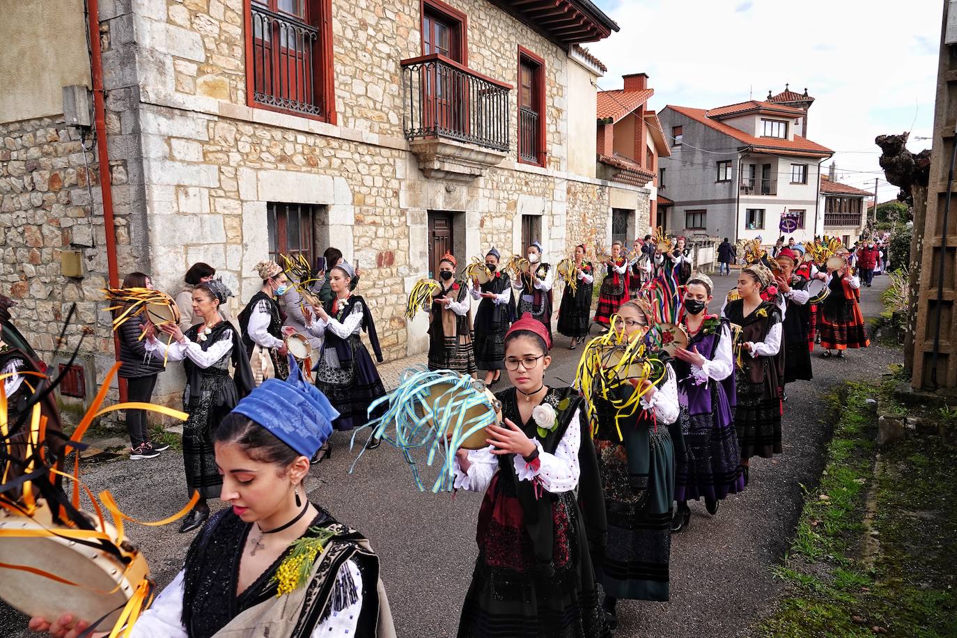 El frío no ha sido suficiente para frenar la tradición en Pimiango. La localidad ribadedense ha rendido homenaje a San Emeterio con pasacalles, procesión hasta el camposanto y folclore.