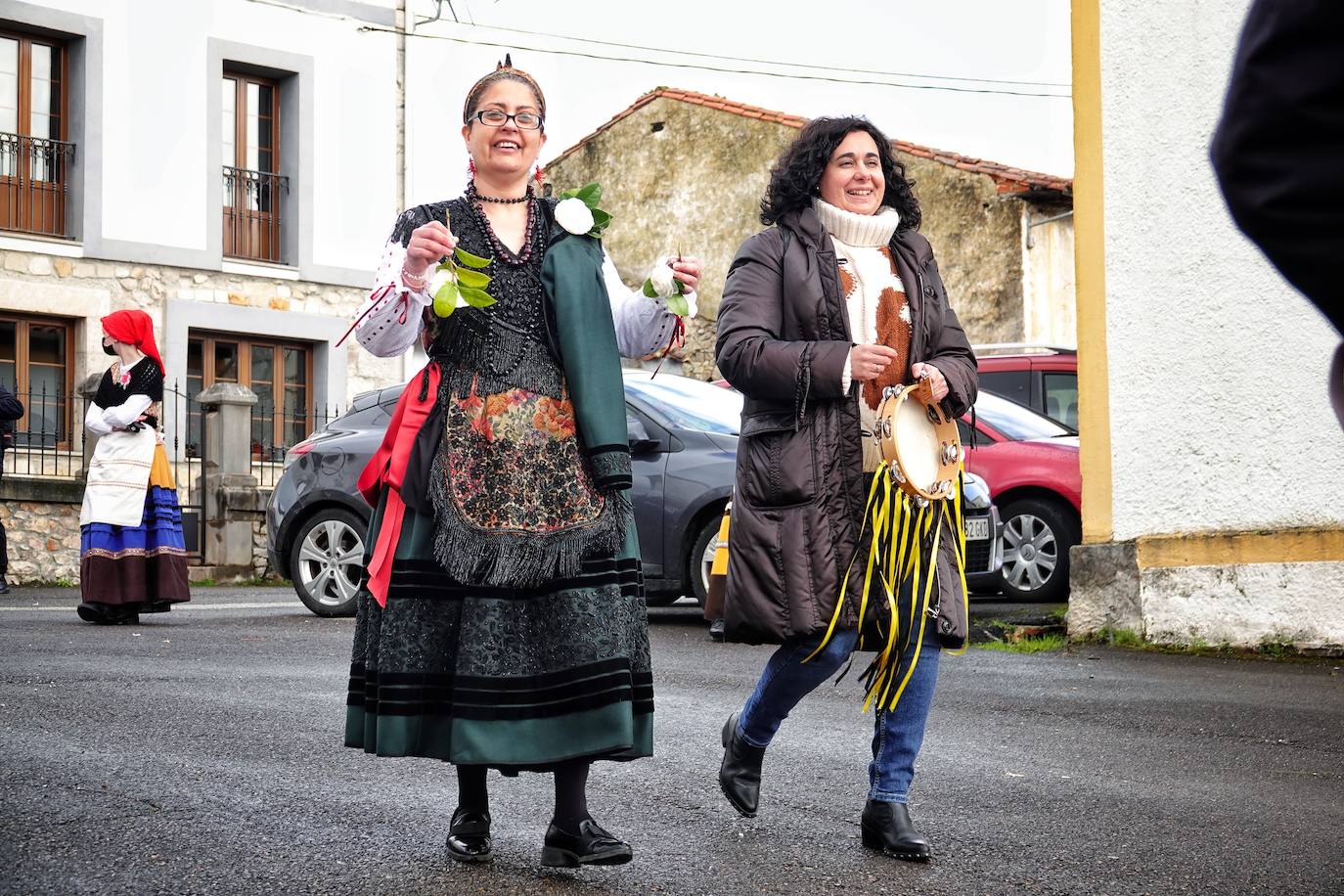 El frío no ha sido suficiente para frenar la tradición en Pimiango. La localidad ribadedense ha rendido homenaje a San Emeterio con pasacalles, procesión hasta el camposanto y folclore.
