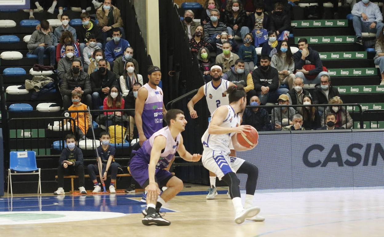 Victoria contundente del Unicaja como mejor medicina