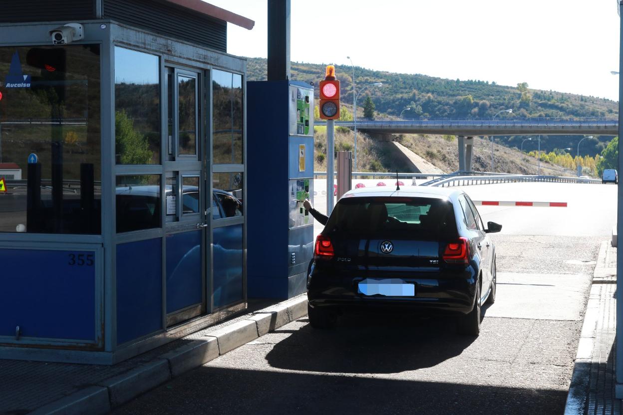 Un conductor abona el peaje en el punto de pago de La Magdalena. 