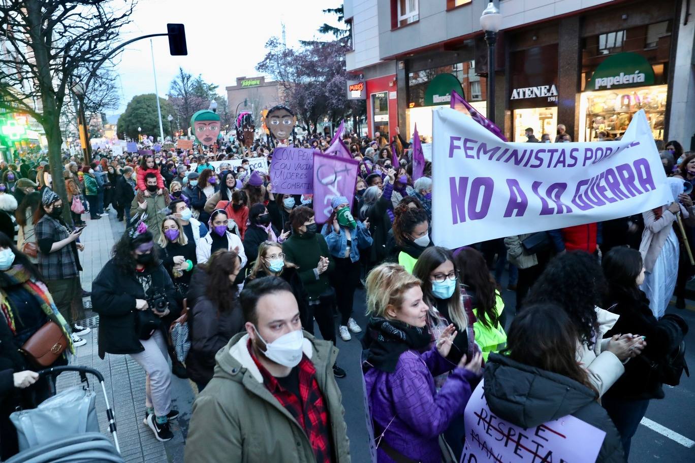 Las mujeres asturianas 'paran' este martes para renovar el impulso en la lucha por la igualdad.Las calles de Gijón se han llenado de miles de personas, unas 5.000, para celebrar el Día Internacional de la Mujer.