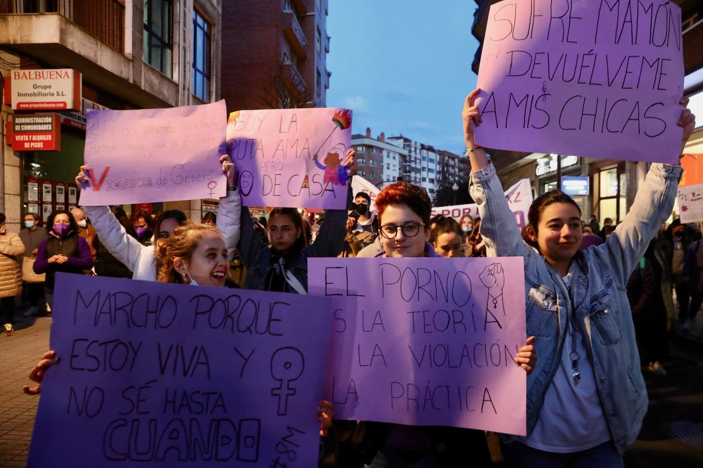 Las mujeres asturianas 'paran' este martes para renovar el impulso en la lucha por la igualdad.Las calles de Gijón se han llenado de miles de personas, unas 5.000, para celebrar el Día Internacional de la Mujer.