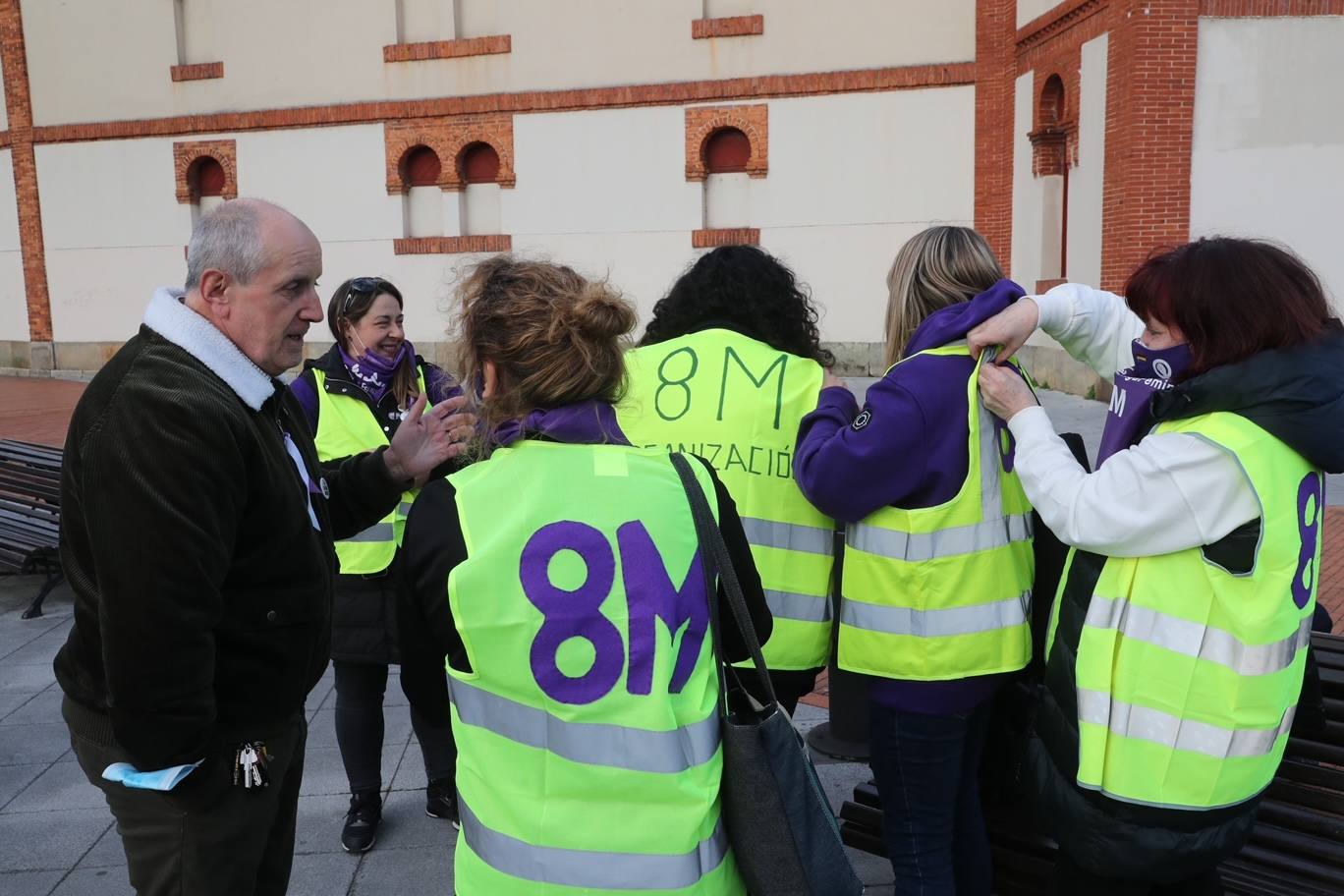 Las mujeres asturianas 'paran' este martes para renovar el impulso en la lucha por la igualdad.Las calles de Gijón se han llenado de miles de personas, unas 5.000, para celebrar el Día Internacional de la Mujer.