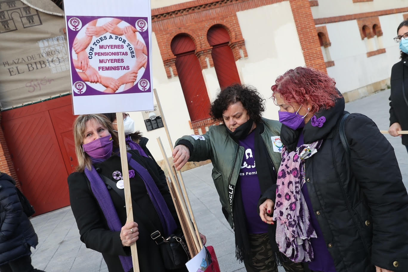 Las mujeres asturianas 'paran' este martes para renovar el impulso en la lucha por la igualdad.Las calles de Gijón se han llenado de miles de personas, unas 5.000, para celebrar el Día Internacional de la Mujer.