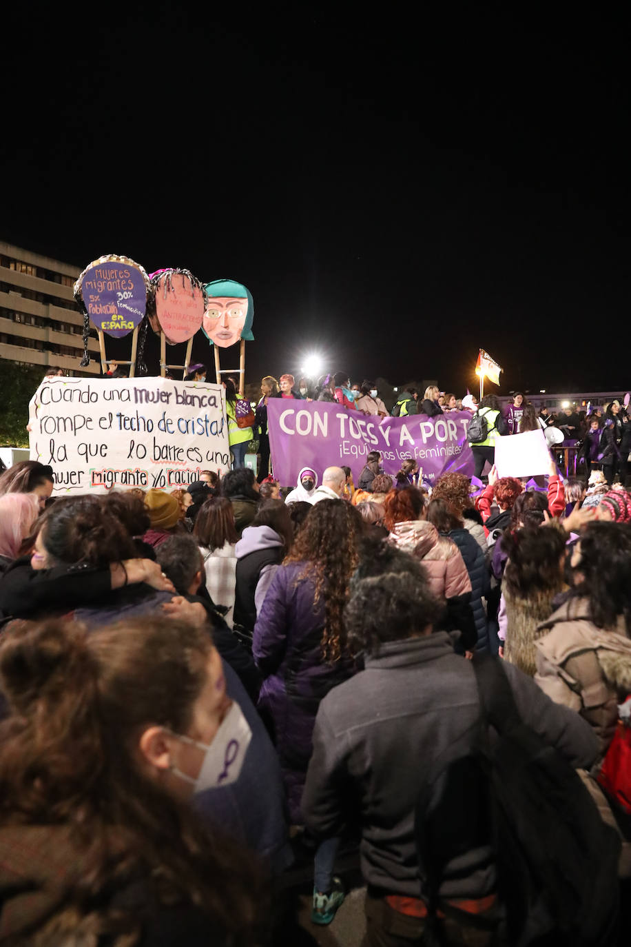 Las mujeres asturianas 'paran' este martes para renovar el impulso en la lucha por la igualdad.Las calles de Gijón se han llenado de miles de personas, unas 5.000, para celebrar el Día Internacional de la Mujer.