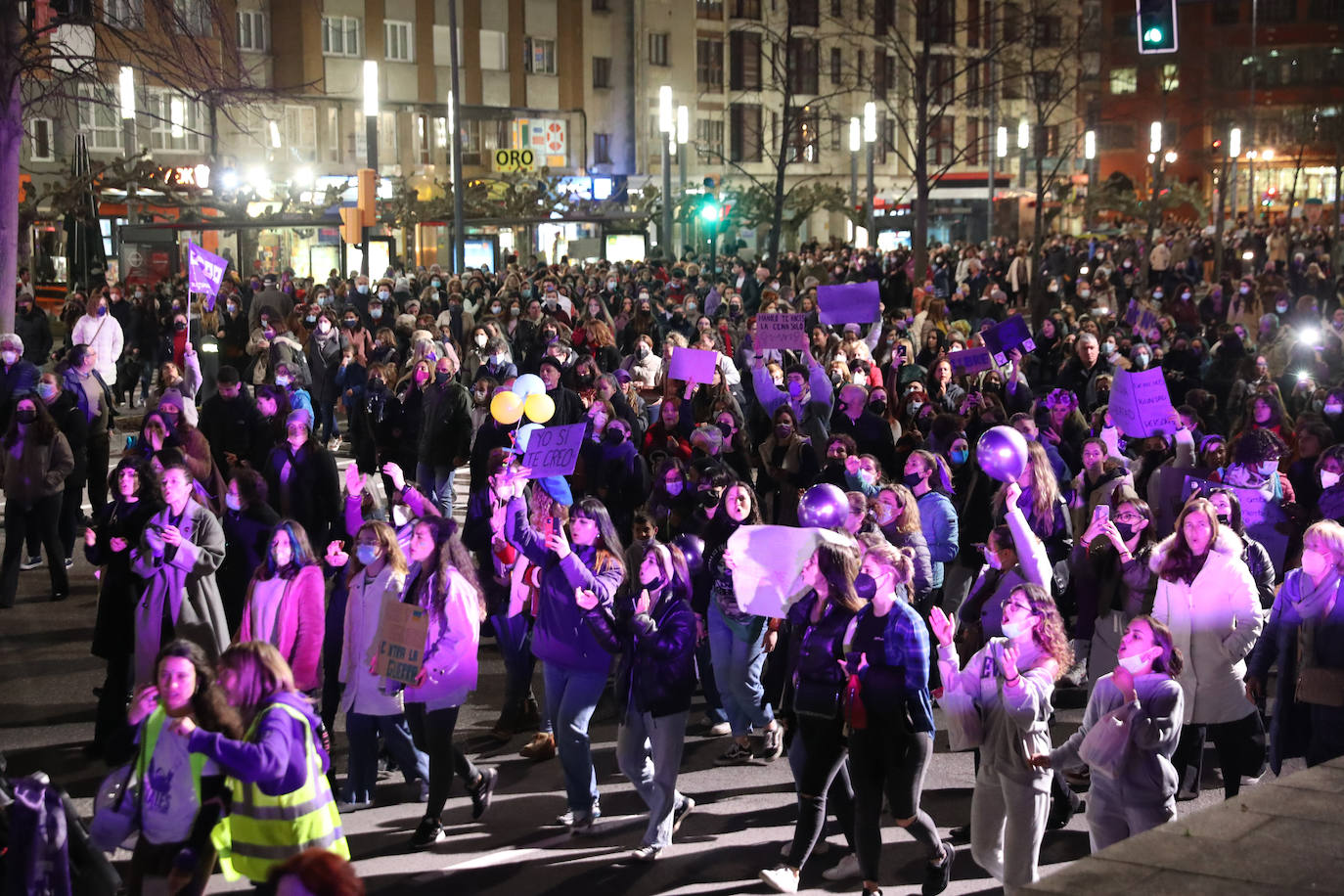 Las mujeres asturianas 'paran' este martes para renovar el impulso en la lucha por la igualdad.Las calles de Gijón se han llenado de miles de personas, unas 5.000, para celebrar el Día Internacional de la Mujer.