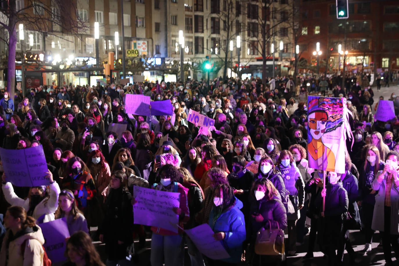 Las mujeres asturianas 'paran' este martes para renovar el impulso en la lucha por la igualdad.Las calles de Gijón se han llenado de miles de personas, unas 5.000, para celebrar el Día Internacional de la Mujer.