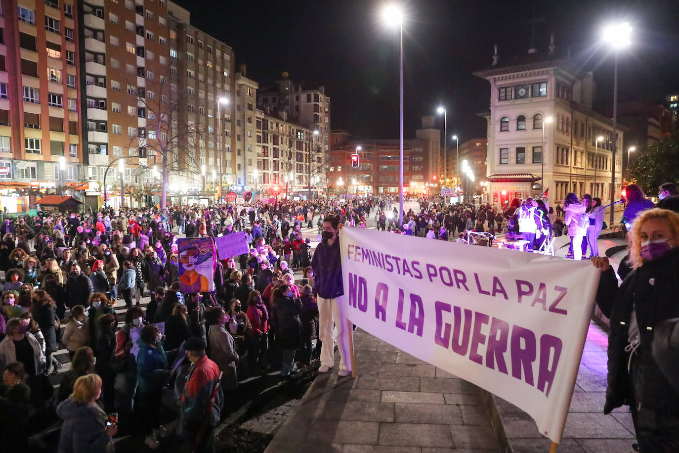 Las mujeres asturianas 'paran' este martes para renovar el impulso en la lucha por la igualdad.Las calles de Gijón se han llenado de miles de personas, unas 5.000, para celebrar el Día Internacional de la Mujer.