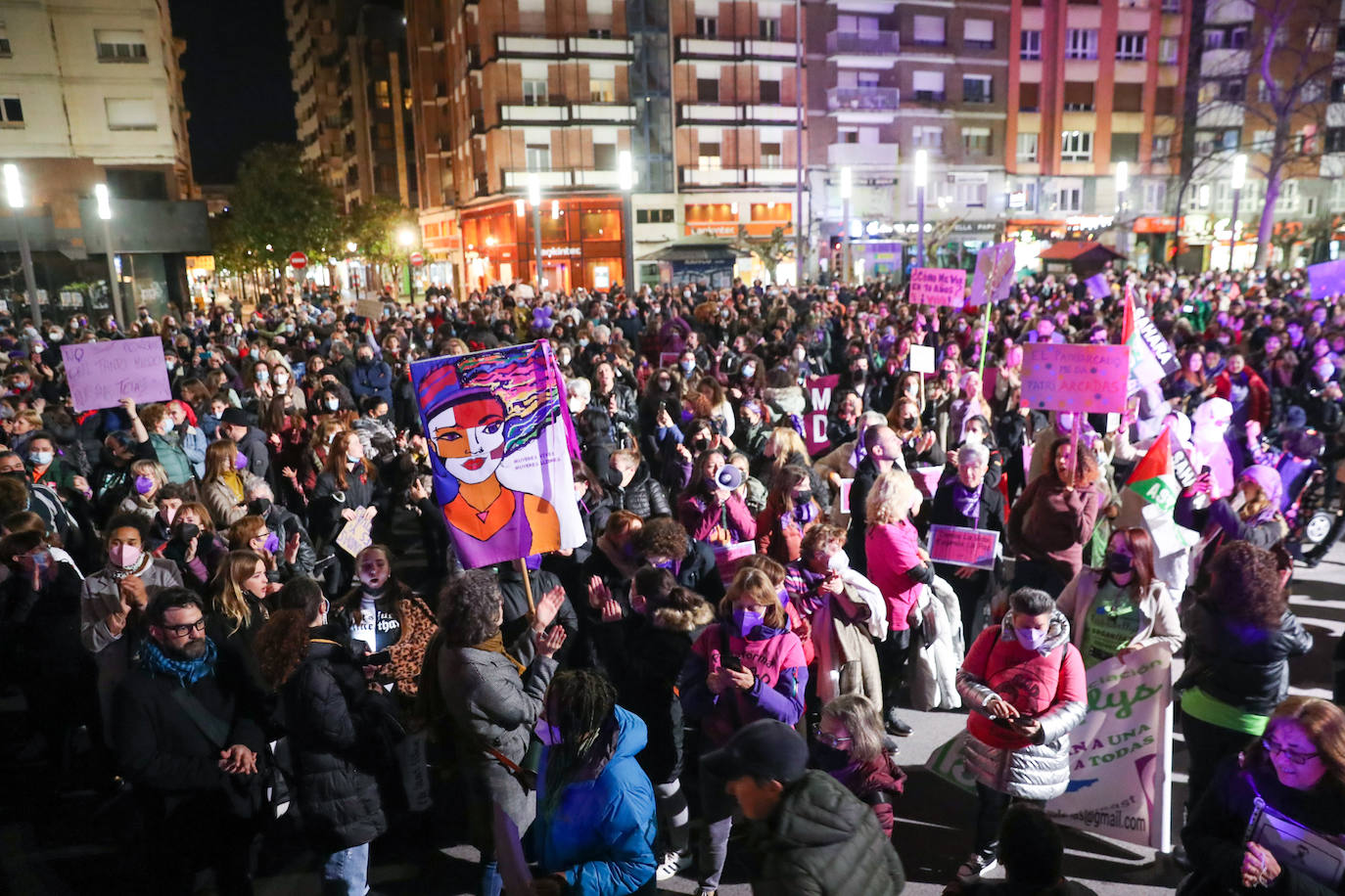 Las mujeres asturianas 'paran' este martes para renovar el impulso en la lucha por la igualdad.Las calles de Gijón se han llenado de miles de personas, unas 5.000, para celebrar el Día Internacional de la Mujer.