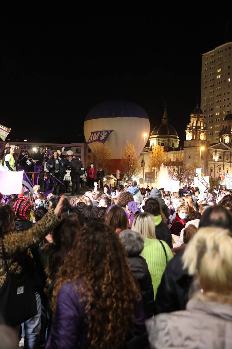 Las mujeres asturianas 'paran' este martes para renovar el impulso en la lucha por la igualdad.Las calles de Gijón se han llenado de miles de personas, unas 5.000, para celebrar el Día Internacional de la Mujer.